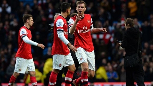 Mesut Özil'e saha içinde fırça attı