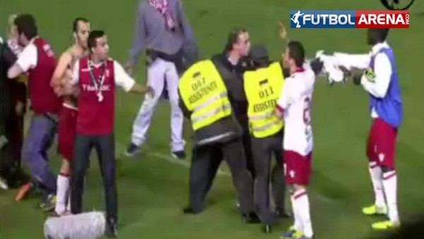 Böylesi görülmedi! | Sahaya giren holigan teyze...