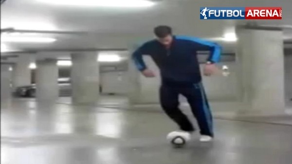 Robin van Persie otoparkta şov yaptı!