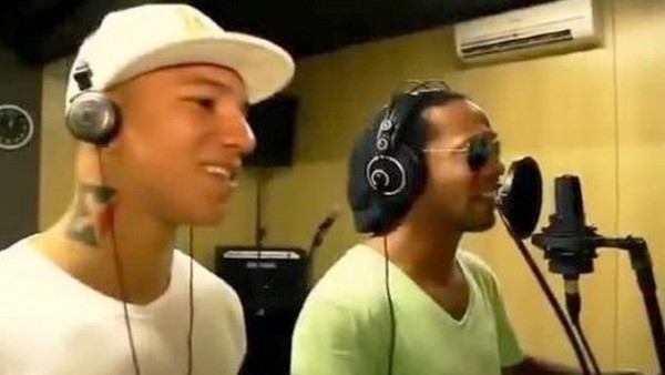 Ronaldinho şarkı söylerse