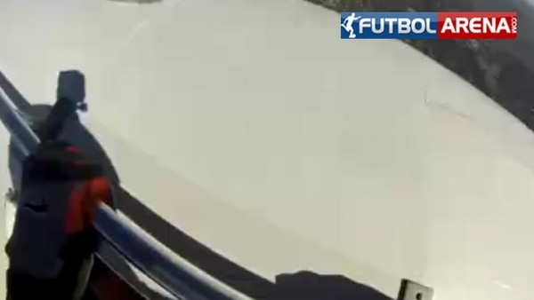 Stada paraşütle daldı!