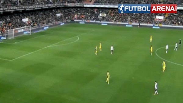 Kendini bir anda yerlerde bulan hakem