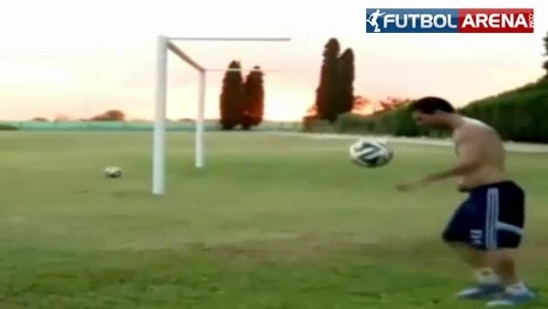 Lionel Messi'den fizik kurallarını zorlayan bir gol