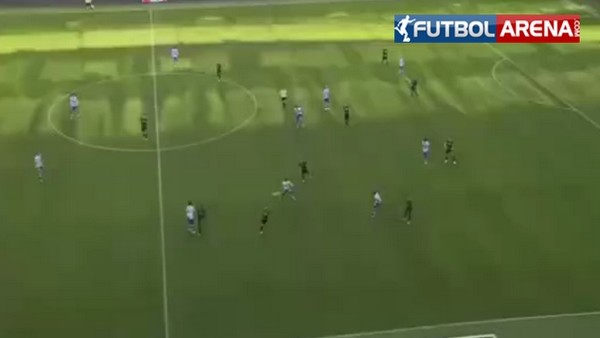 Gol yiyen kaleci cinnet geçirdi!