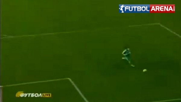 Tribünden atılan şişeyi havada yakaladı!