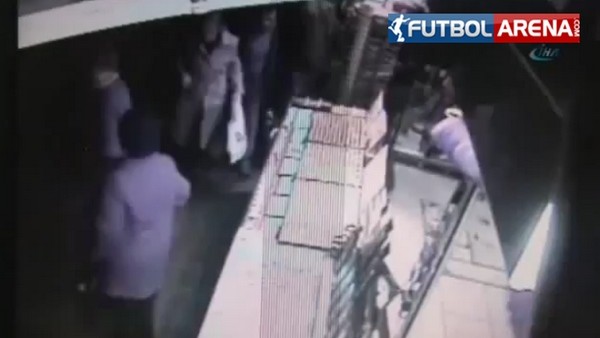 G.Saray ve Chelsea taraftarları birbirine girdi!