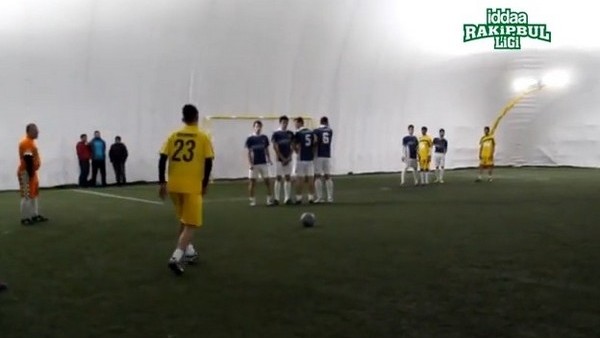 Halı sahada frikikten Panenka golü