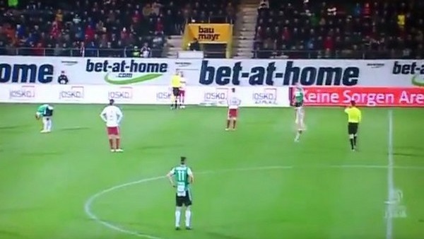 Taraftar çıldırdı! Çırılçıplak sahaya daldı!