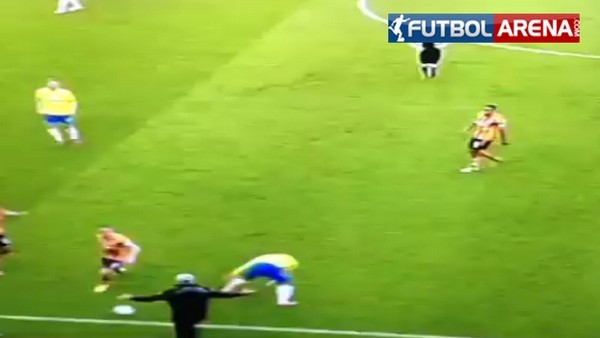 Teknik Direktör futbolcuya kafa attı!