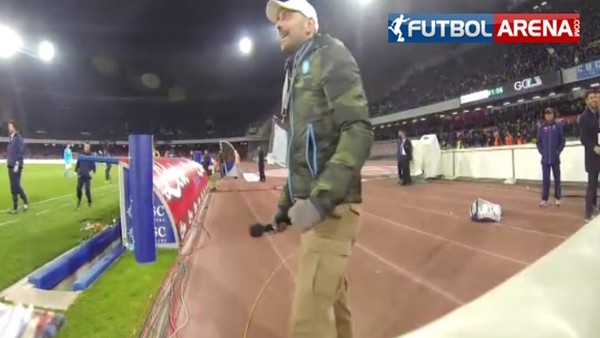 Napoli anonsçusu tribünleri böyle çıldırttı!