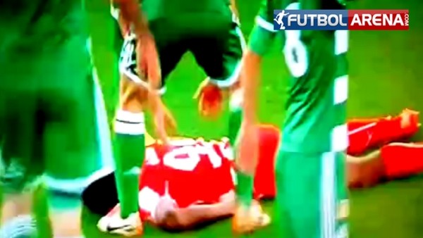 Sahanın ortasında bayıldı!