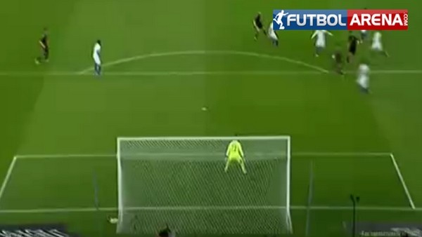 Mesut Özil asisti yaptı, Götze golünü attı...