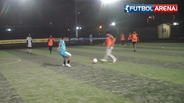 Halı sahada tel örgülere girdi!