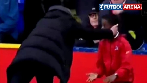 Mourinho, top toplayıcı çocuğu azarladı!