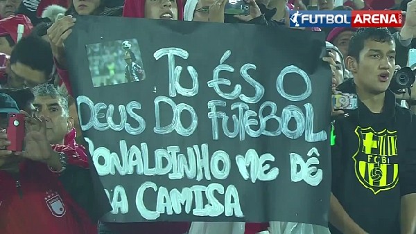 Ronaldinho şaşkın! Selfie çektirenler, sahaya girenler...