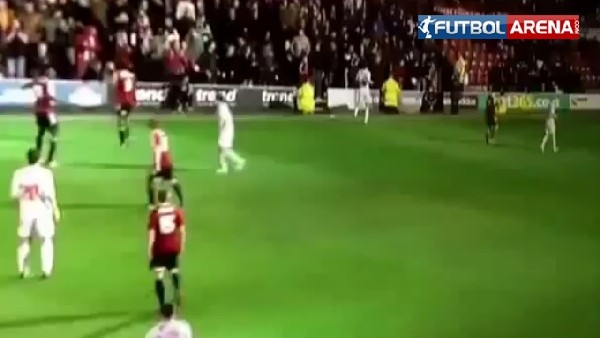 İngiltere'de şok! Futbolcu taraftarı tokatladı!