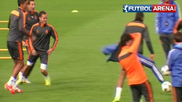 Ronaldo tek hareketle 5 kişiyi çalımladı