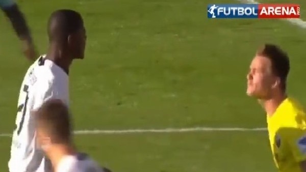  Kaleci Ve Defans Arkadaşı Birbirlerine Girdi