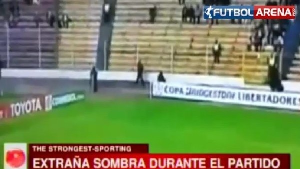 Futbol sahasında hayalet görüldü!