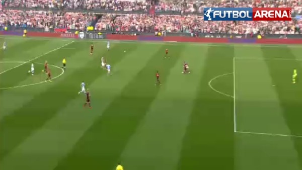 Ajax taraftarları sahaya meşale yağdırdı