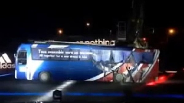 Fransa'nın takım otobüsünü paramparça ettiler!