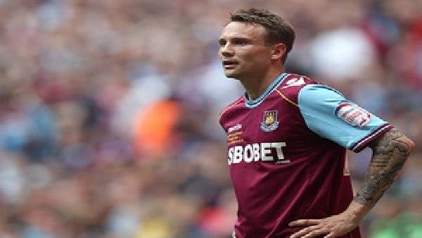 Durduk yerde kendini yere bırakan futbolcu!