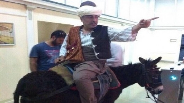 Adnan Aybaba stüdyoya eşekle girdi