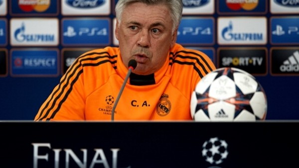 Ancelotti'nin basın toplantısını bastılar