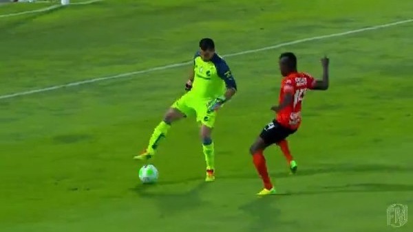 Genç kaleciden akıl almaz hata