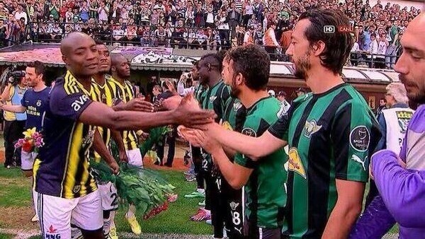 Akhisar, F.Bahçe'yi alkışlarla karşıladı!