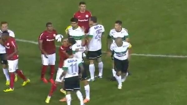 Alex Brezilya'yı karıştırdı! Rakibe dirsek...