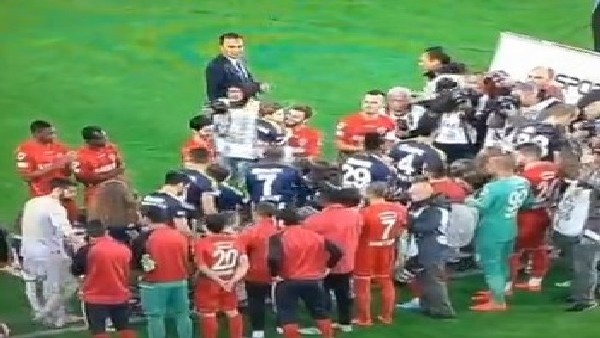  Karabük'ün G.Saraylı oyuncuları F.Bahçe'yi alkışlamadı
