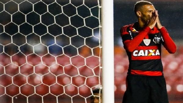 Paulinho saç baş yoldurdu!