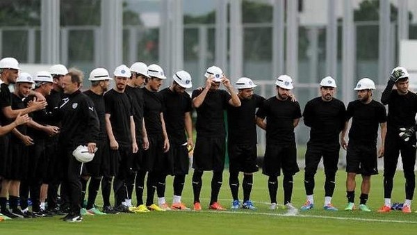 Bursasporlu futbolcular, idmana siyah formayla ve baretle çıktı