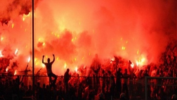 Bulgaristan'da adeta stadı yaktılar!