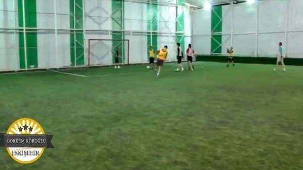 Halı sahada öyle bir gol attı ki...