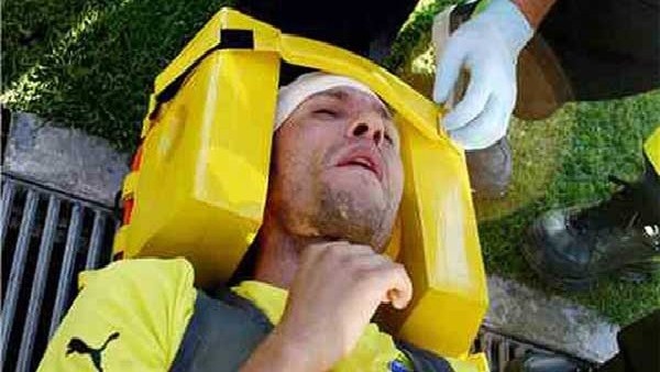  Tribün terörü! Oyuncuyu kafasından vurdular...