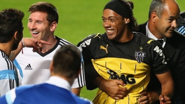 Çakma Ronaldinho sahaya daldı ve Messi'ye koştu!