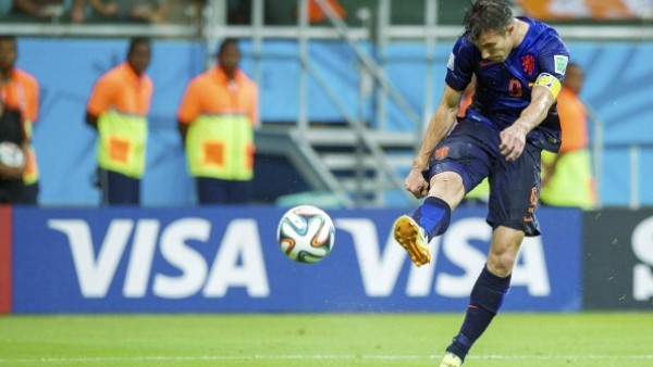 Van Persie kaleciyi madara etti!