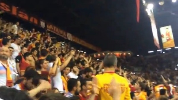 Maç sonu Galatasaray taraftarlarından Nevizade Geceleri