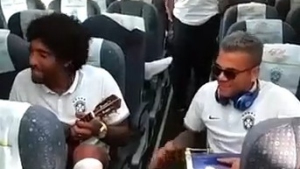 Brezilya'lı futbolcular otobüste coştu