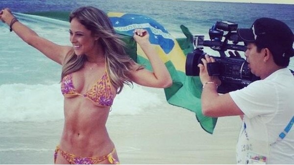  Meksikalı güzel sunucudan futbol dersleri! 