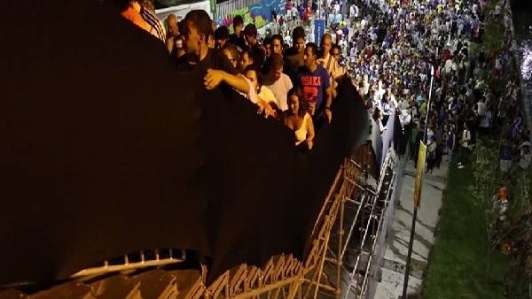 Maracana'da korku dolu anlar! Beşik gibi sallandı...