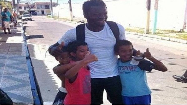 Muntari sokakta para dağıttı