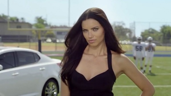 Adriana Lima'nın oynadığı Dünya Kupası reklamı