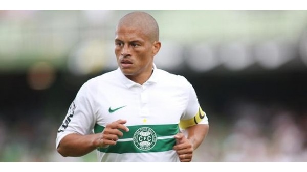 Alex yine başrolde! Kafayı çaktı...