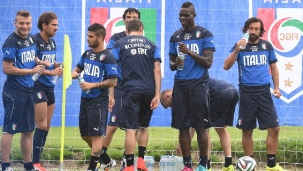 Balotelli uslu durmuyor! Yine yaptı yapacağını