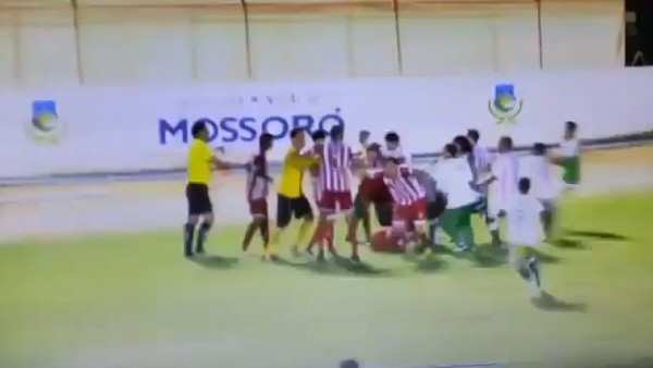 Brezilya'da yumruklar hava uçuştu! 8 kırmızı kart...