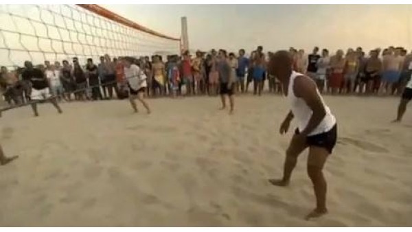 Efsanelerin plaj voleybolu keyfi!