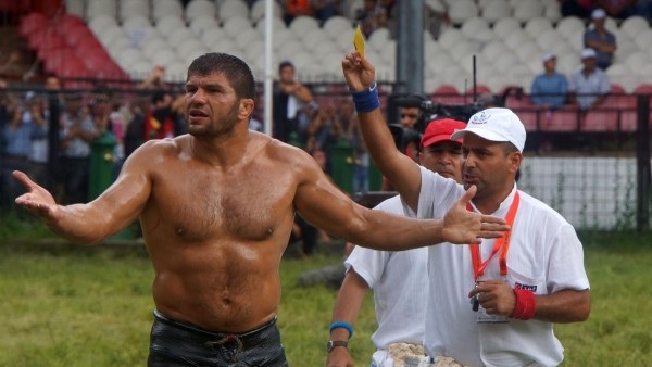 Pehlivanlar hakemle kavga etti